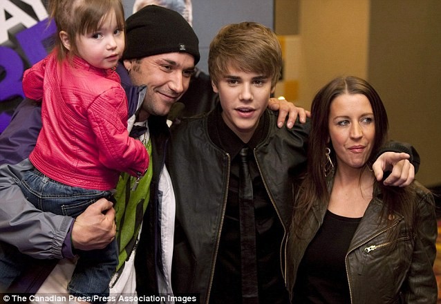Mẹ Justin Bieber muốn chấm dứt cuộc sống độc thân ảnh 2