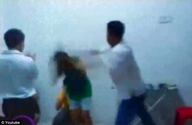Myanma: Cảnh sát đánh gái mại dâm bất tỉnh ảnh 2