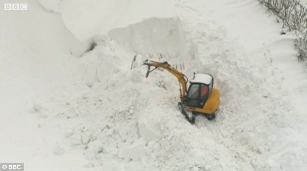 Anh: Phát hiện xác một người đàn ông nằm dưới tuyết sâu ảnh 3