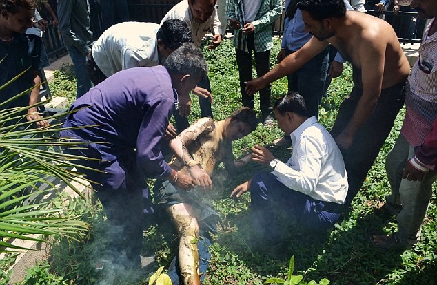 Nghe phong thanh bị dỡ nhà, cả gia đình mua xăng tự thiêu ảnh 1