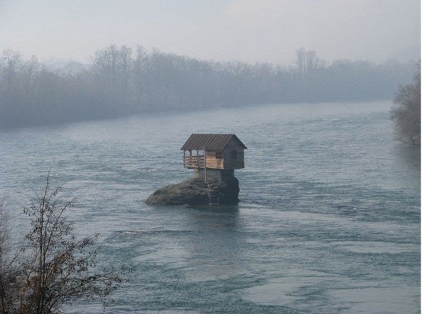 Ngôi nhà tuyệt đẹp nằm cô độc giữa mặt sông ảnh 3