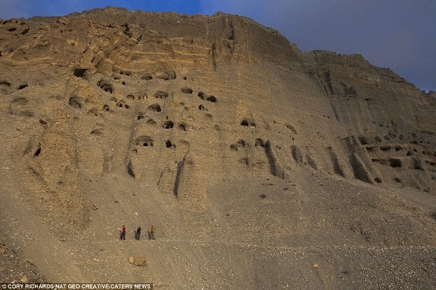 Phát hiện hàng ngàn hang động nhân tạo trong dãy Himalaya ảnh 2