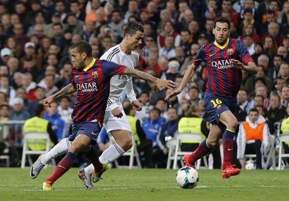 Dani Alves: “Nếu Barca thắng thì đó là nhờ trọng tài…” ảnh 1