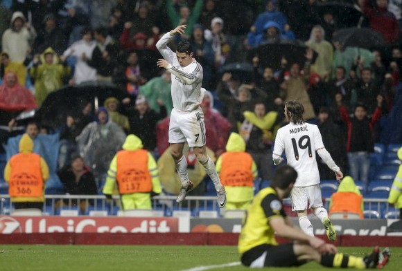 Giúp Real thắng trận 3-0, Ronaldo san bằng kỷ lục của Messi ảnh 1