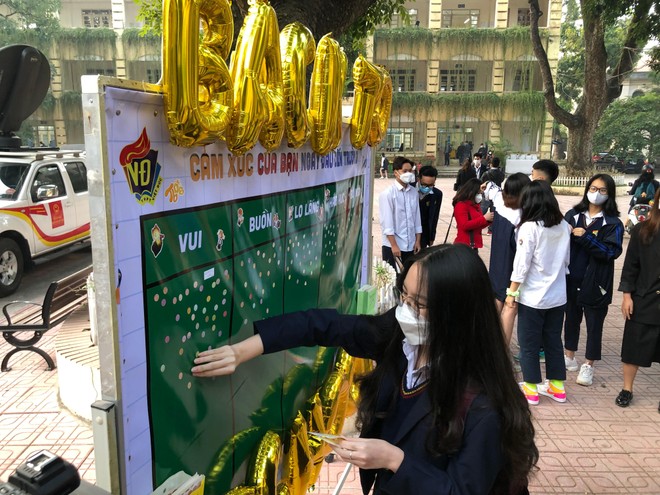 Sáng nay, gần 40.000 học sinh lớp 12 Hà Nội háo hức đi học trở lại sau hơn 7 tháng dừng đến trường ảnh 1