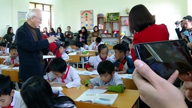 Từ tháng 2/2022, học sinh Việt Nam về nước được gia hạn độ tuổi xin học phổ thông ảnh 1