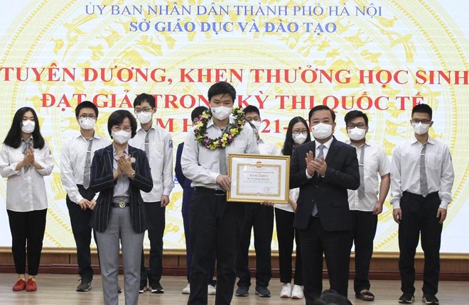 Hà Nội khen thưởng 39 học sinh xuất sắc đoạt giải kỳ thi quốc tế năm học 2021-2022 ảnh 1