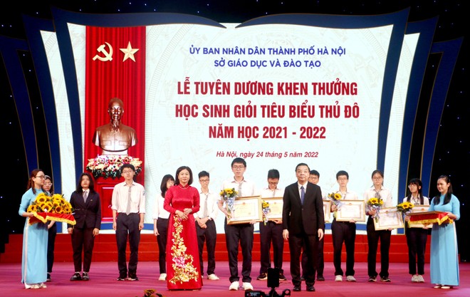 Tuyên dương 700 học sinh giỏi tiêu biểu Thủ đô năm học 2021-2022 ảnh 1
