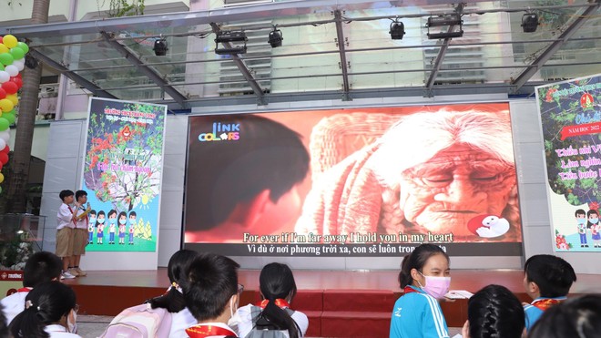Học sinh thích thú với màn LED khi học chuyên đề về Hà Nội, xem phim giữa sân trường ảnh 2