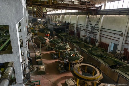 Cận cảnh xưởng sửa chữa tăng - thiết giáp Nga ảnh 8