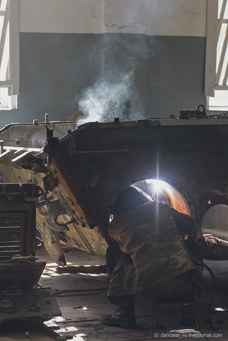 Cận cảnh xưởng sửa chữa tăng - thiết giáp Nga ảnh 2