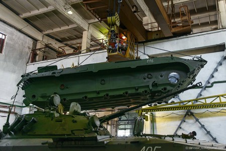 Cận cảnh xưởng sửa chữa tăng - thiết giáp Nga