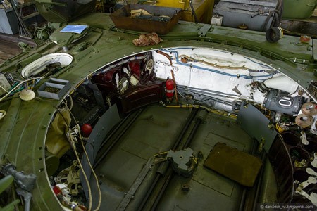 Cận cảnh xưởng sửa chữa tăng - thiết giáp Nga ảnh 6