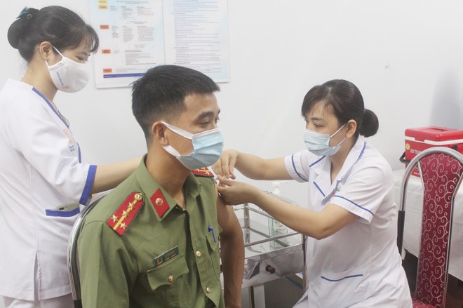 Ngày đầu tiên triển khai tiêm 1.800 liều vaccine Covid-19 cho cán bộ chiến sỹ Công an Thủ đô ảnh 3