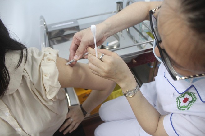 Ngày đầu tiên triển khai tiêm 1.800 liều vaccine Covid-19 cho cán bộ chiến sỹ Công an Thủ đô ảnh 2