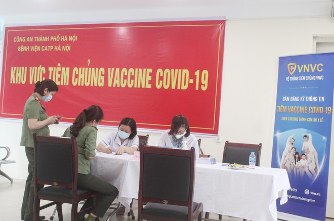 Ngày đầu tiên triển khai tiêm 1.800 liều vaccine Covid-19 cho cán bộ chiến sỹ Công an Thủ đô ảnh 1