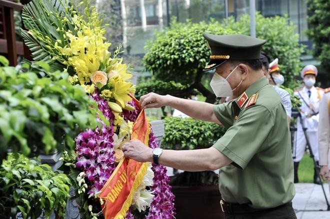Đảng ủy Công an Trung ương dâng hương tưởng nhớ công lao Chủ tịch Hồ Chí Minh vĩ đại ảnh 3