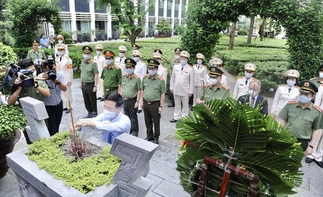 Đảng ủy Công an Trung ương dâng hương tưởng nhớ công lao Chủ tịch Hồ Chí Minh vĩ đại ảnh 4