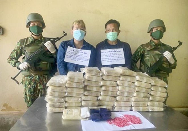 Bắt 2 đối tượng người Lào vận chuyển 304.000 viên ma túy tổng hợp ảnh 1