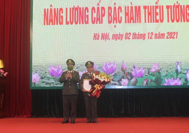 Trao quyết định của Bộ trưởng Bộ Công an về nâng lương cấp bậc hàm cho Thiếu tướng Nguyễn Anh Tuấn - Phó Giám đốc Công an thành phố Hà Nội ảnh 1