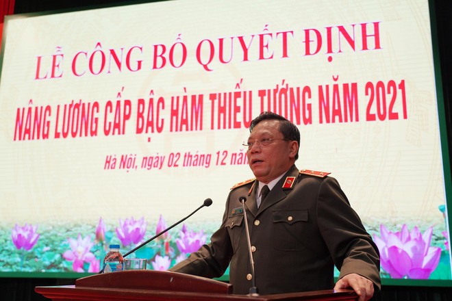 Trao quyết định của Bộ trưởng Bộ Công an về nâng lương cấp bậc hàm cho Thiếu tướng Nguyễn Anh Tuấn - Phó Giám đốc Công an thành phố Hà Nội ảnh 2