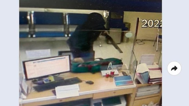 Thiếu nợ, người đàn ông mang súng tự chế đi cướp ngân hàng ảnh 2