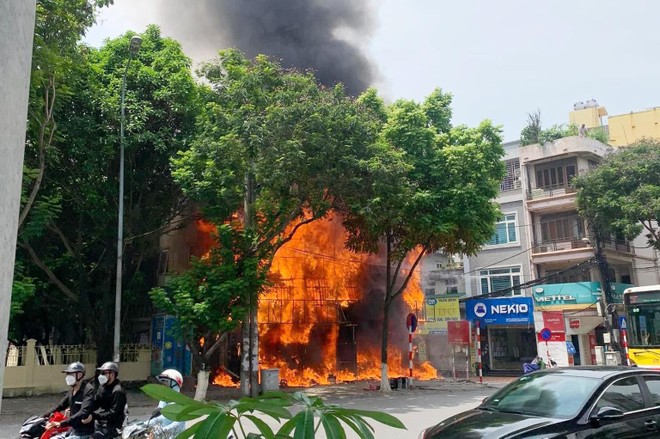 Ngọn lửa thiêu rụi cửa hàng kinh doanh máy tính trên đường Hồ Tùng Mậu ảnh 1