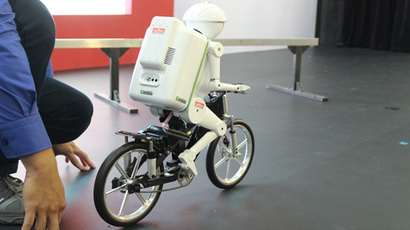 Xem robot đi xe đạp cực siêu tại Hà Nội ảnh 2