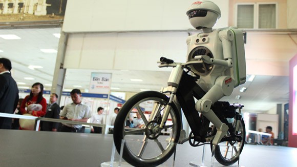 Xem robot đi xe đạp cực siêu tại Hà Nội ảnh 1