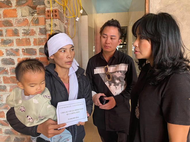 Thanh Lam, Tùng Dương nghẹn ngào khi trao quà cứu trợ người dân Hà Tĩnh ảnh 2