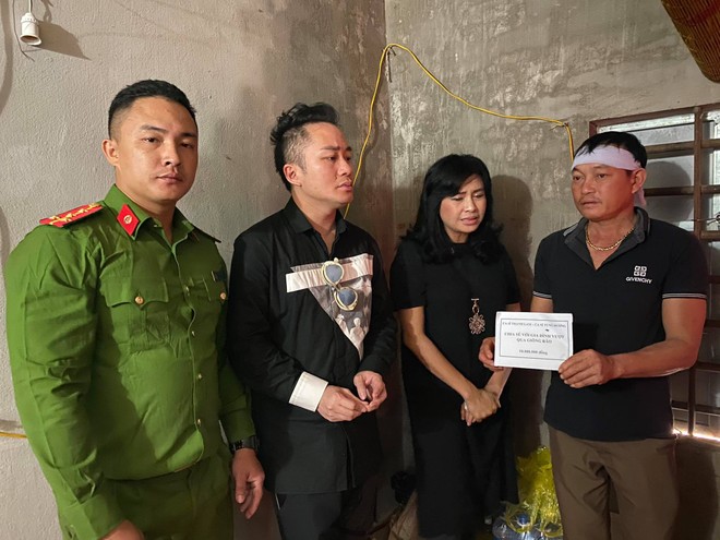 Thanh Lam, Tùng Dương nghẹn ngào khi trao quà cứu trợ người dân Hà Tĩnh ảnh 1