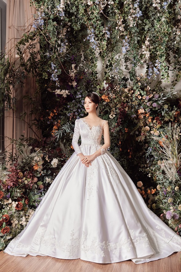 10 năm sau khi kết hôn, Á hậu Thụy Vân lại mặc váy cô dâu ảnh 9