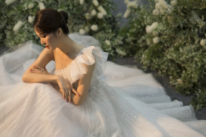 10 năm sau khi kết hôn, Á hậu Thụy Vân lại mặc váy cô dâu ảnh 8
