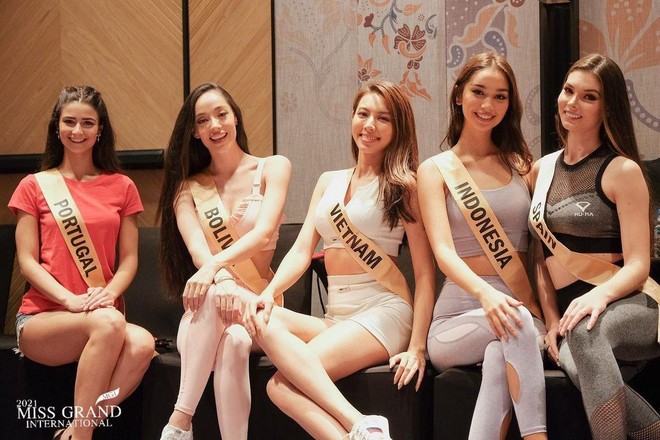 Thùy Tiên đội vương miện, đi siêu xe xuất hiện tại "Hoa hậu Hòa bình Quốc tế 2021" ảnh 4