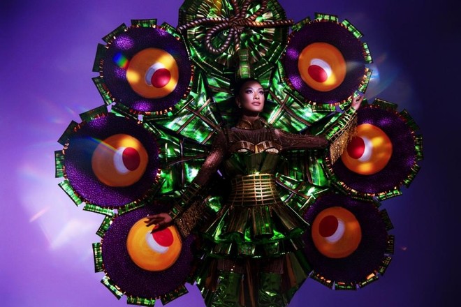 Kim Duyên mặc trang phục bánh tét trình diễn tại “Miss Universe 2021” ảnh 3