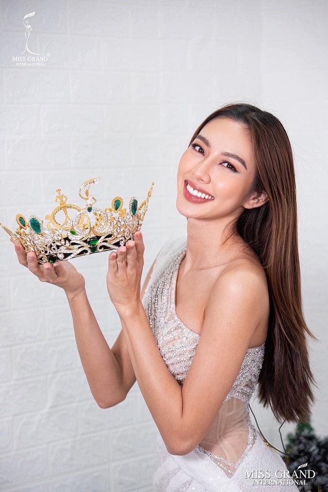 "Hoa hậu Hòa bình quốc tế" Thùy Tiên về nước, sẽ diễu hành tại TP.HCM ảnh 1
