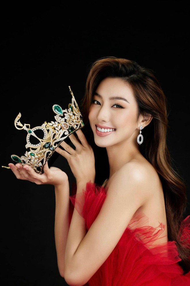 Hoa hậu Thùy Tiên "ăn mừng" chiến thắng rầm rộ khi về nước ảnh 5