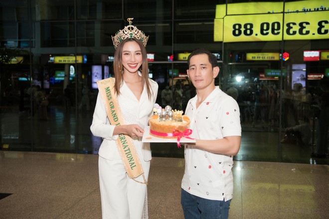 Hoa hậu Thùy Tiên "ăn mừng" chiến thắng rầm rộ khi về nước ảnh 15