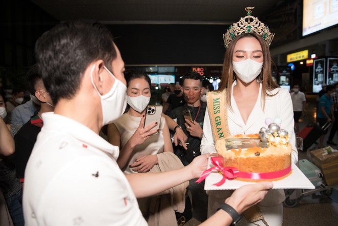 Hoa hậu Thùy Tiên "ăn mừng" chiến thắng rầm rộ khi về nước ảnh 14