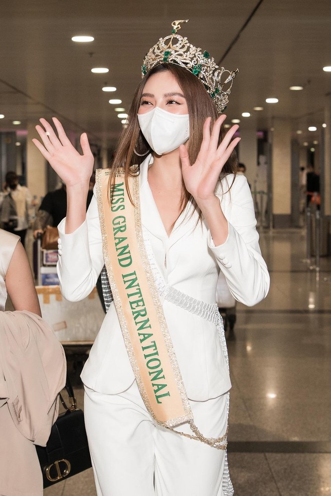 Hoa hậu Thùy Tiên "ăn mừng" chiến thắng rầm rộ khi về nước ảnh 10