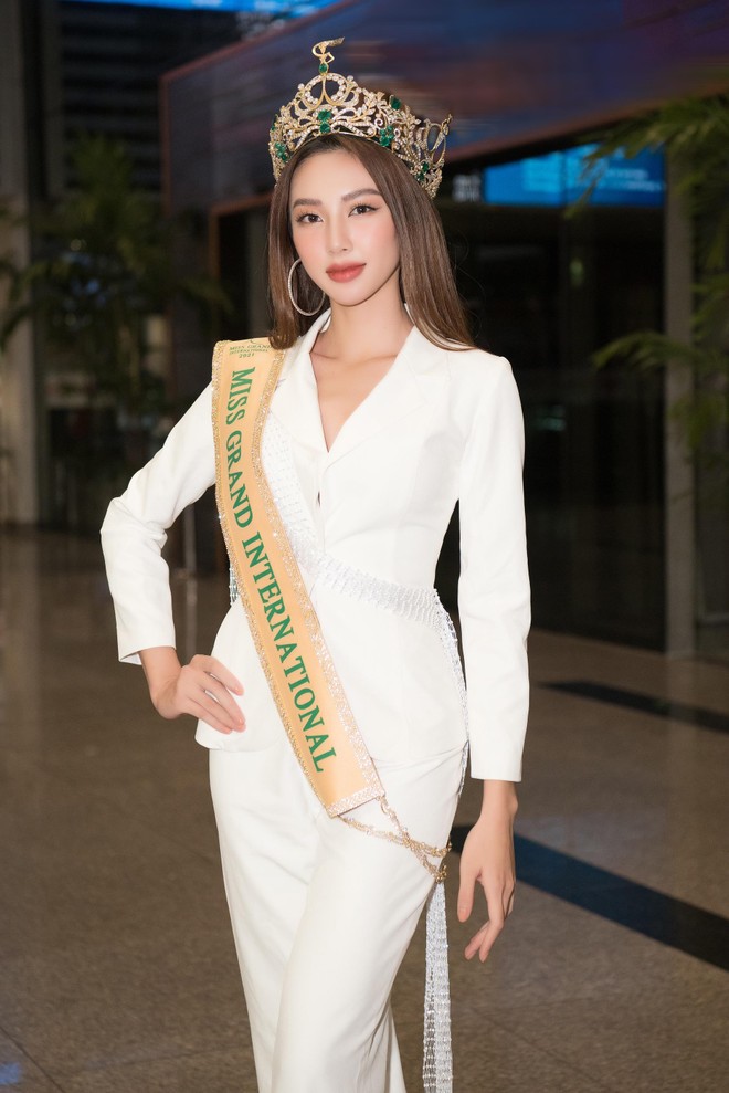 Hoa hậu Thùy Tiên "ăn mừng" chiến thắng rầm rộ khi về nước ảnh 9
