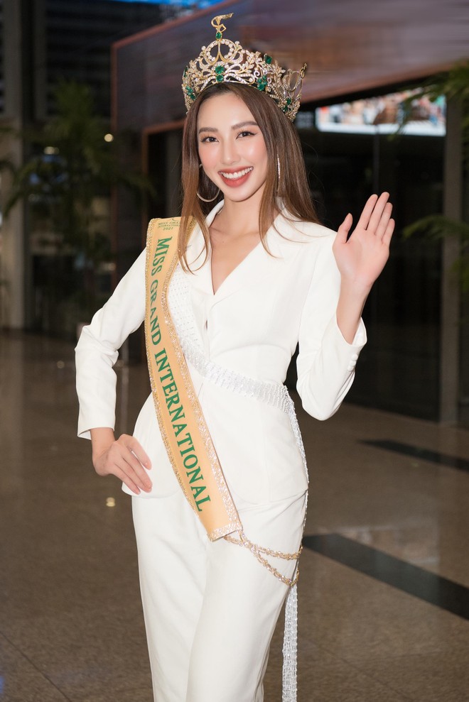 Hoa hậu Thùy Tiên "ăn mừng" chiến thắng rầm rộ khi về nước ảnh 1
