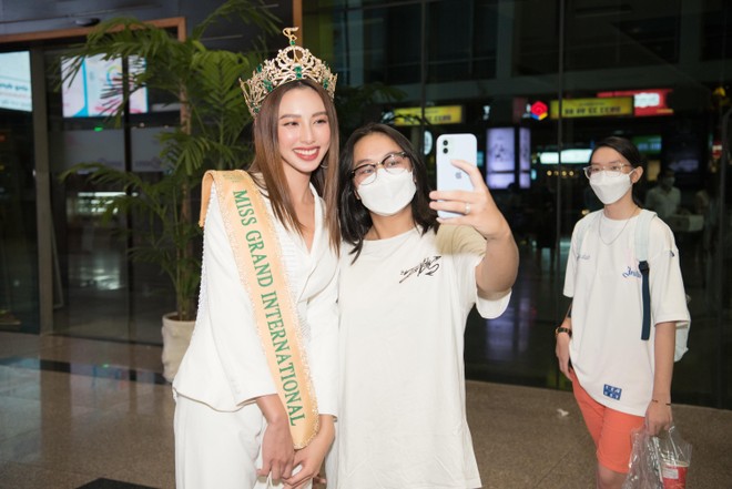 Hoa hậu Thùy Tiên "ăn mừng" chiến thắng rầm rộ khi về nước ảnh 13