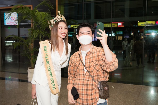 Hoa hậu Thùy Tiên "ăn mừng" chiến thắng rầm rộ khi về nước ảnh 12