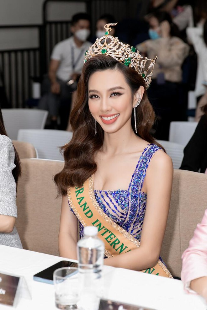 Hoa hậu Thùy Tiên về thăm trường cũ, được tặng học bổng 350 triệu đồng ảnh 2