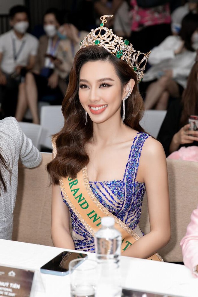 Hoa hậu Thùy Tiên về thăm trường cũ, được tặng học bổng 350 triệu đồng ảnh 4