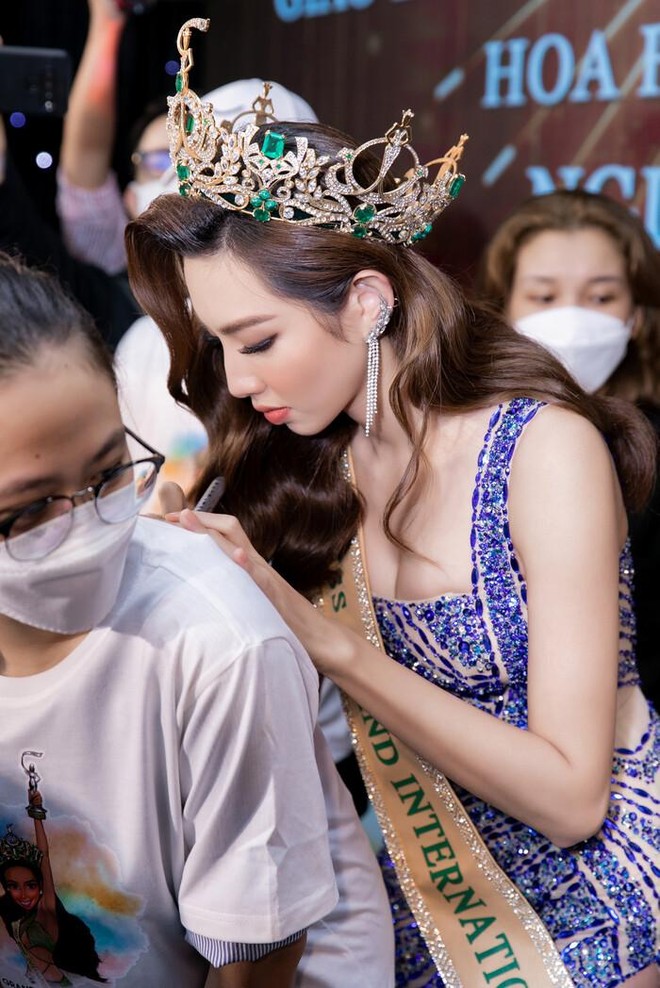 Hoa hậu Thùy Tiên về thăm trường cũ, được tặng học bổng 350 triệu đồng ảnh 7