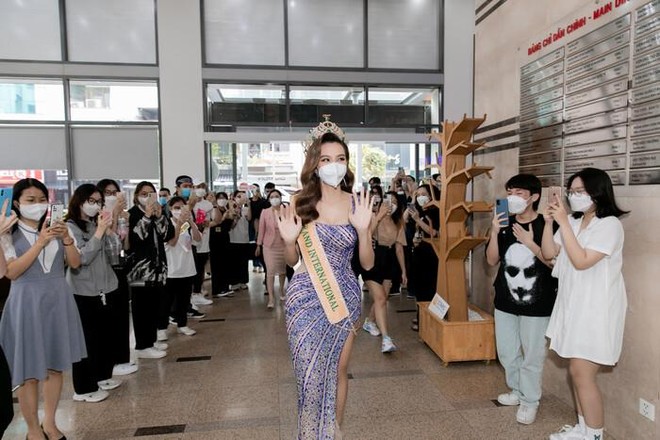 Hoa hậu Thùy Tiên về thăm trường cũ, được tặng học bổng 350 triệu đồng ảnh 3
