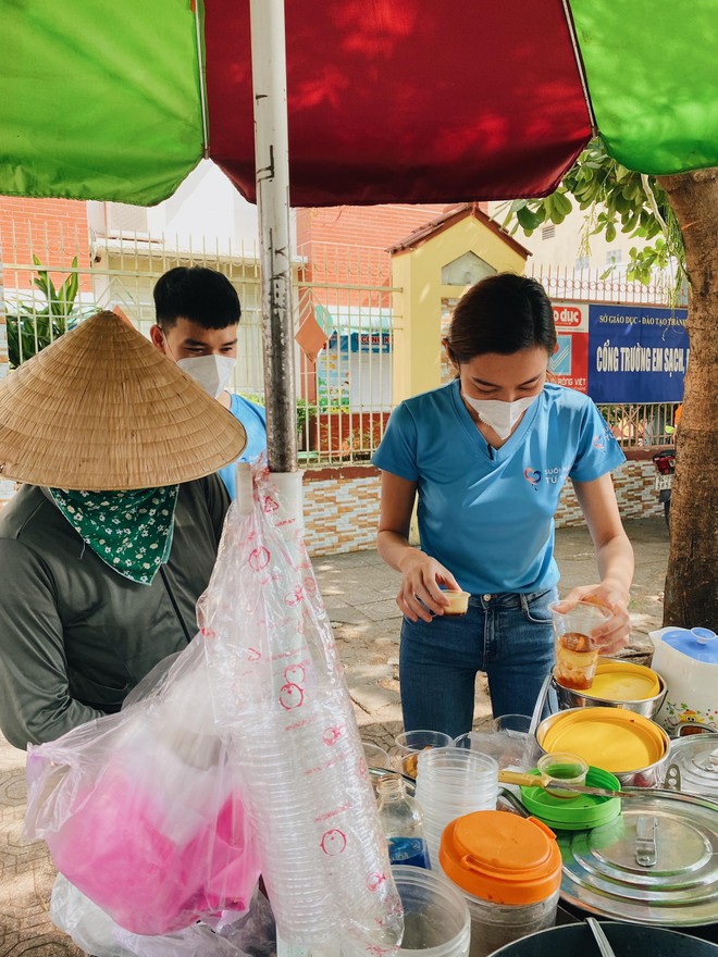 Chuyến từ thiện đầu tiên của Hoa hậu Thùy Tiên sau khi về nước ảnh 4