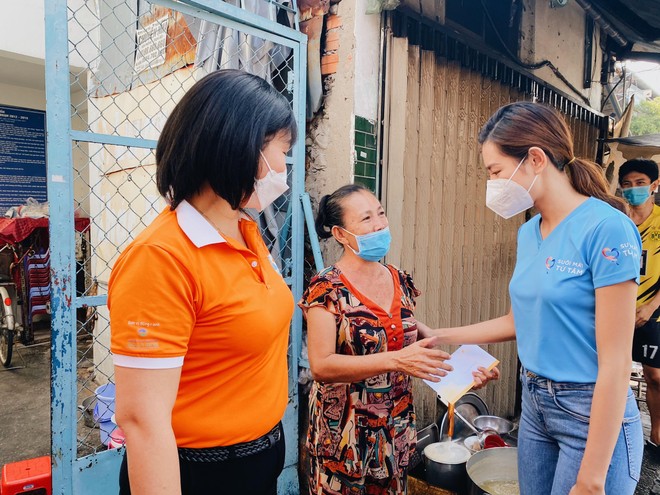 Chuyến từ thiện đầu tiên của Hoa hậu Thùy Tiên sau khi về nước ảnh 5